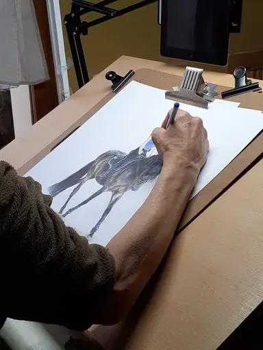 photo de l'artiste en train de travailler